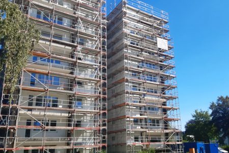 Gerüstbau für Fassaden- und Dachsanierung eines Wohnblocks