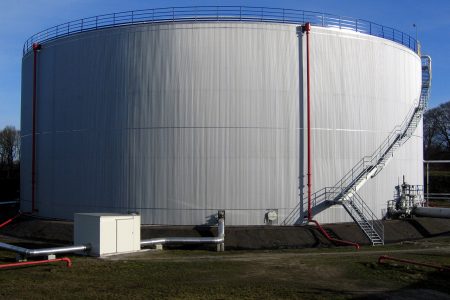 Luftdichte Einhausung eines Rohöltanklagers für Schadstoffsanierung und Korrosionsschutz