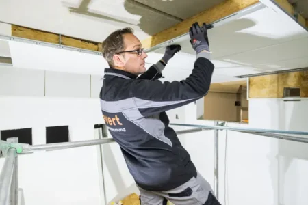 Nietiedt-Mitarbeiter bringt Wärmedämmung in Tiefgarage an